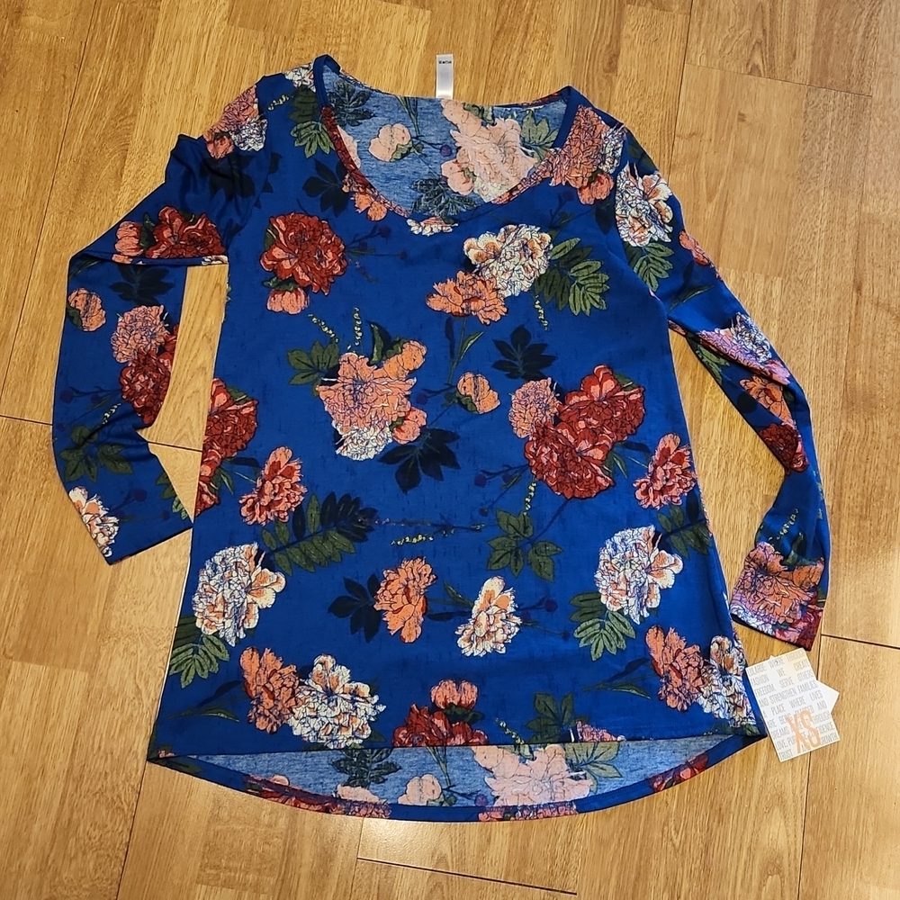 NWT Lularoe blue floral Lynnae top XS